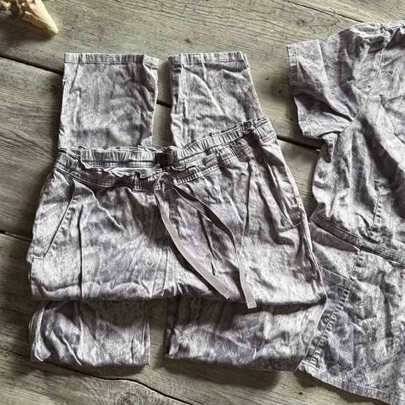 Jaanuu Gray Scrub Top and Pants Set animal print size small - Picture 3 of 4